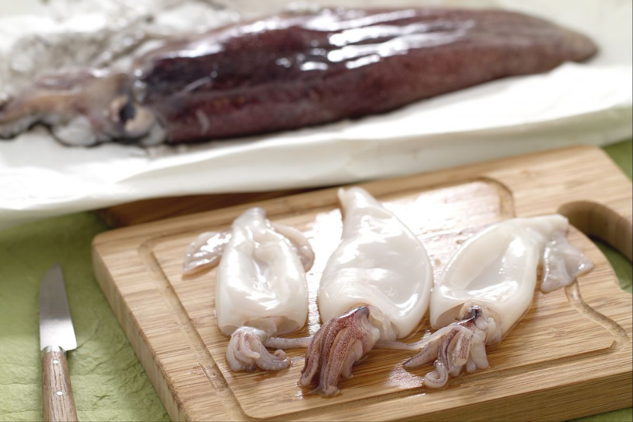 Sotong hendalkah dikeringkan dulu agar tepung mudah melekat.