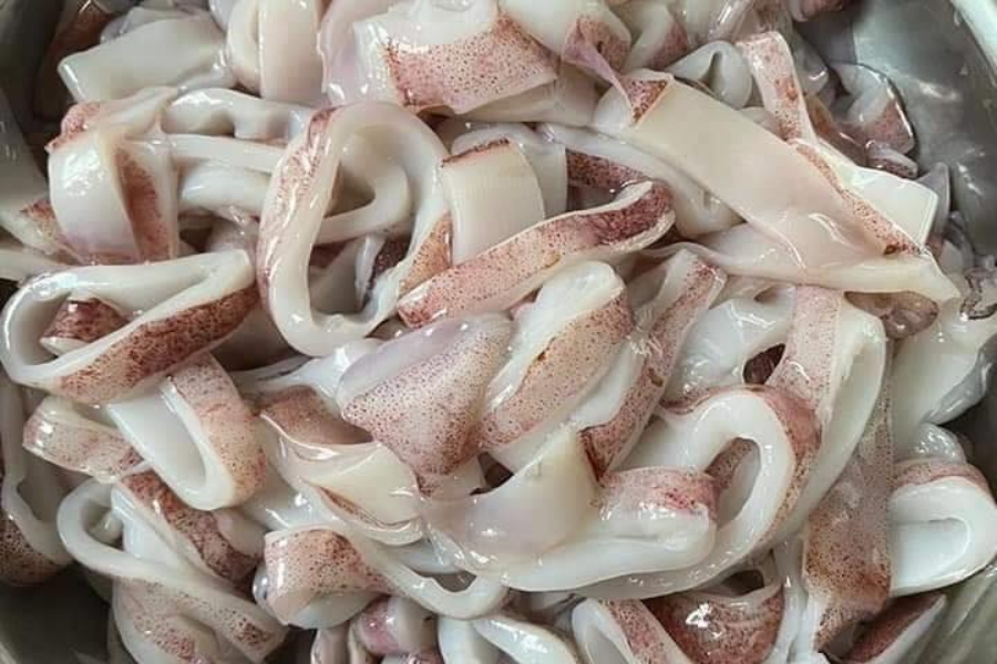 Boleh gaulkan sotong dengan garam agar air mudah keluar.