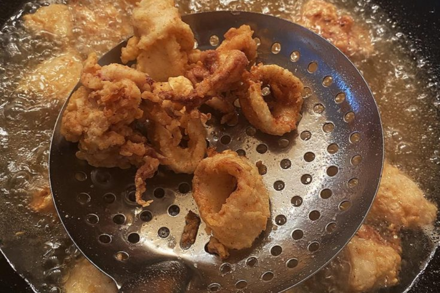 Pastikan minyak panas dan api dalam keadaan sederhana.