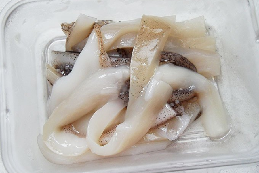 Goncang sotong bersama tepung dalam bekas memudahkan adunan melekat.