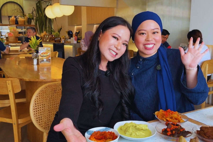 Khalisha Amanda, 27 dan adiknya Khistina Amanda, 24, menguruskan cawangan Padangs On Wheels Damansara Damai, Kuala Lumpur.