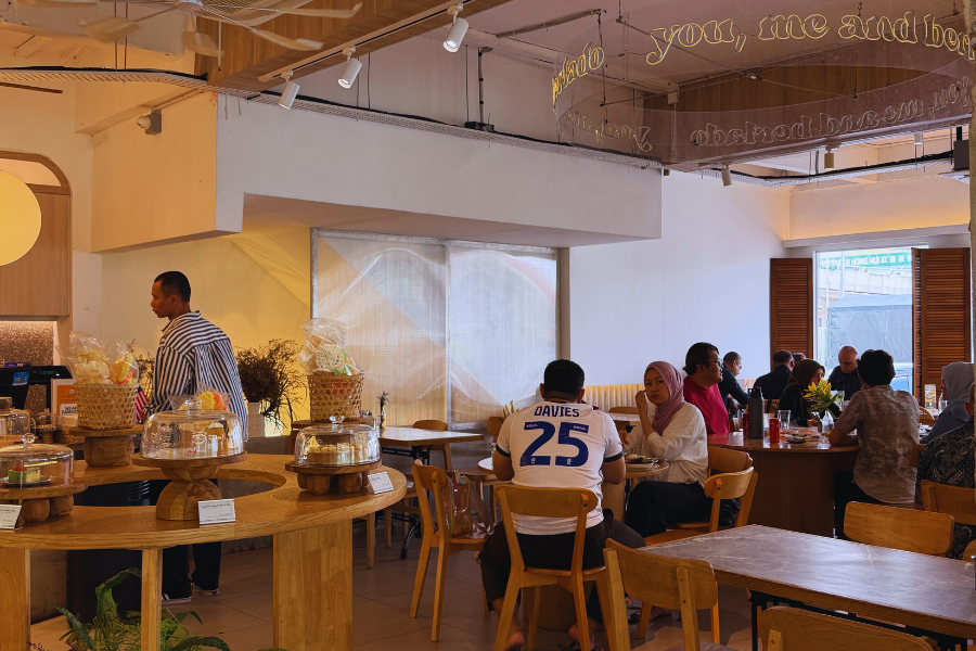 Sentuhan konsep kafe kontemporari menjadikan pengalaman makan lebih unik dan berbeza.