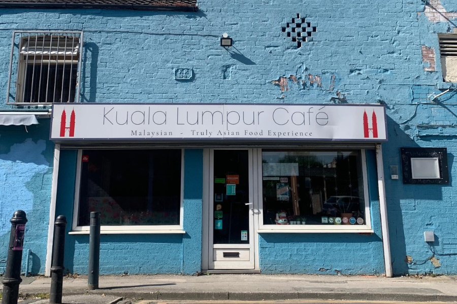 Kafe Kuala Lumpur di UK inilah menjadi tempat kerja Iezam sebagai tukang masak.
