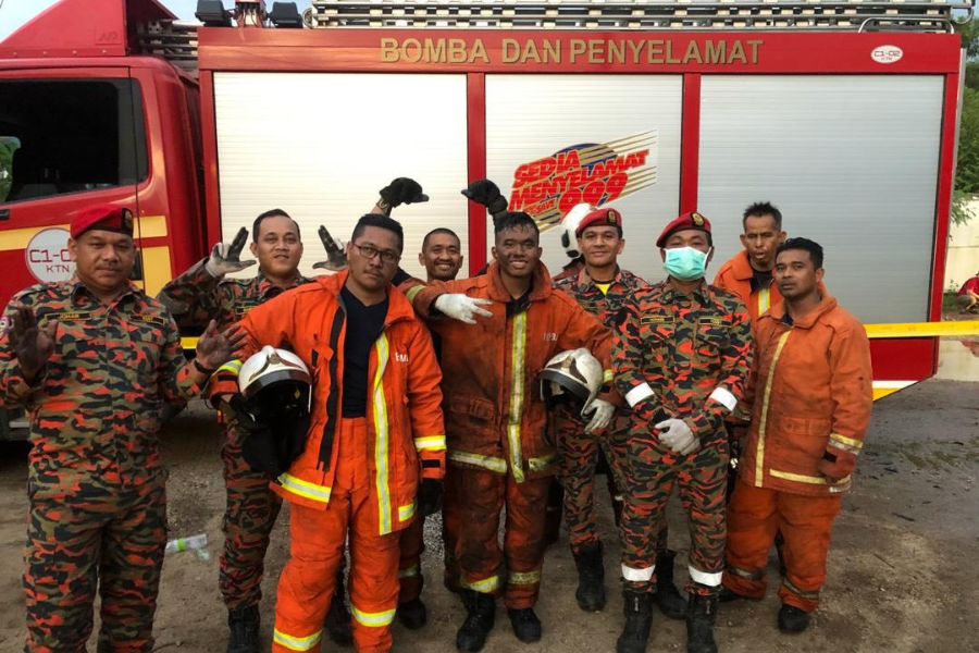 Iezam (belakang) pernah berkhidmat sebagai anggota selama lebih 10 tahun.