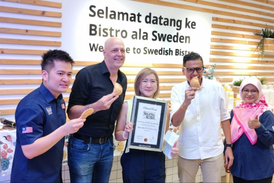 Selain menjadi kudapan, karipap Ikea Malaysia turut menjadi simbol perpaduan masyarakat di Malaysia.