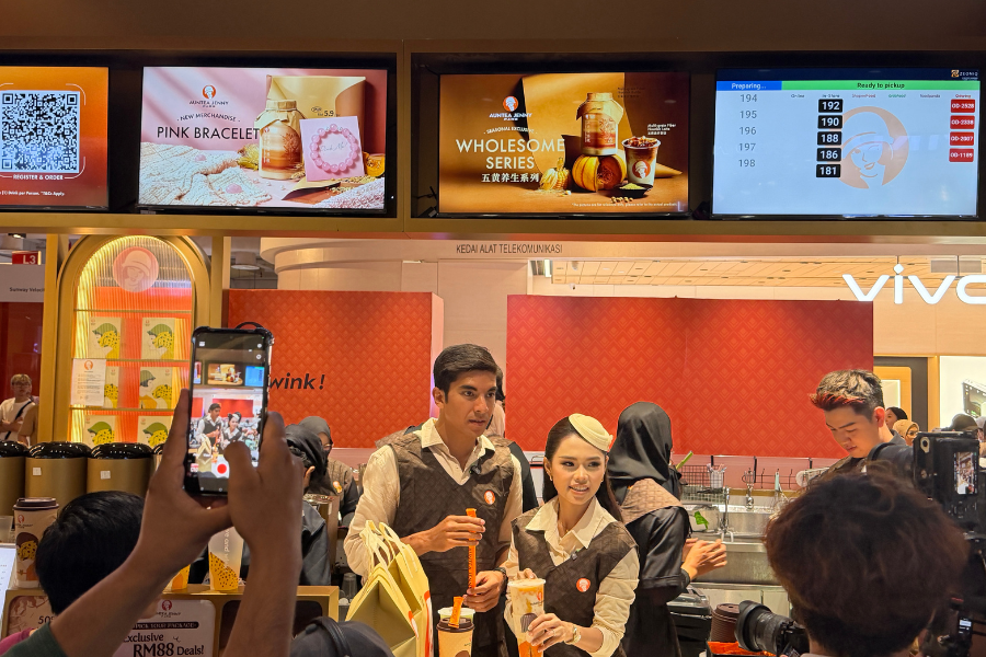 Pasangan mendapat pujian ramai, Ahli Parlimen Muar, Syed Saddiq Syed Abdul Rahman dan tunangnya, Bella Astillah, turut hadir memeriahkan majlis pelancaran pensijilan halal berlangsung di Sunway Velocity, Kuala Lumpur, baru-baru ini. . 