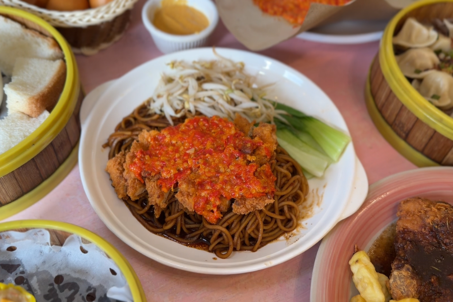 Mi kicap Ipoh disini dipadankan bersama ayam goreng crispy dan sambal gepuk pedas menyangat.
