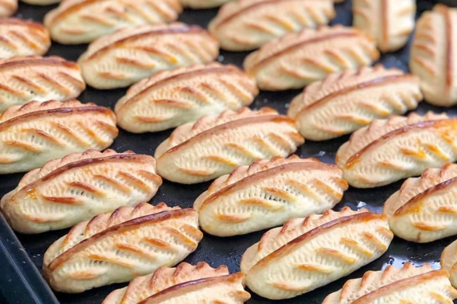Dianggap sebagai 'raja kuih' oleh masyarakat di Sumatera Barat.
