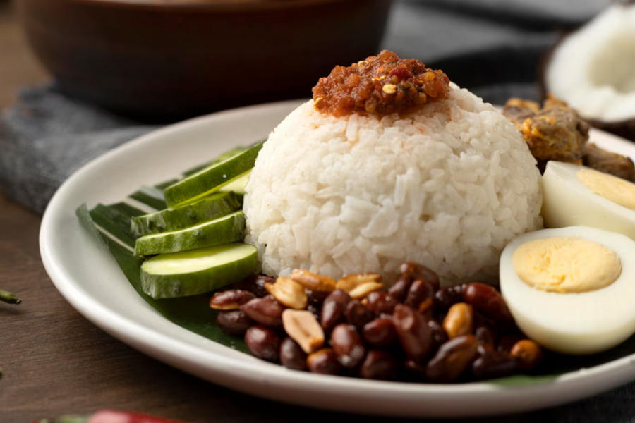 Nasi lemak antara menu warisan kegemaran semua.