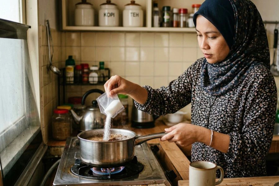 Penggunaan gula dalam masakan harian membantu seimbangkan rasa masin, pedas dan masam dalam sesuatu hidangan. Gambar AI