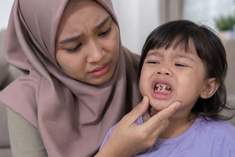 Wanita tersebut meluahkan rasa sedih dan bersalah selepas keadaan gigi anak kecilnya semakin teruk hingga ada yang patah.