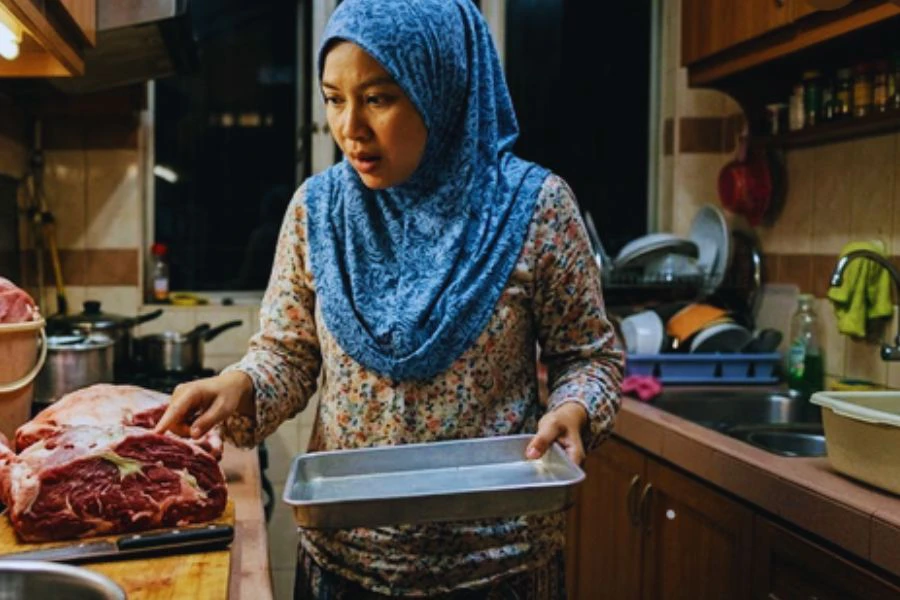 Wanita kecewa terpaksa buang daging korban selepas berubah warna dan berbau.