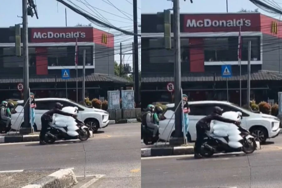 Lelaki berkenaan turut dilihat tidak memakai topi keledar semasa menunggang.