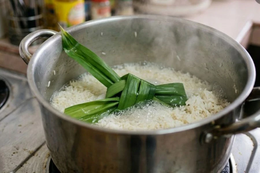 Penggunaan daun pandan juga membantu mengurangkan risiko nasi mudah basi.