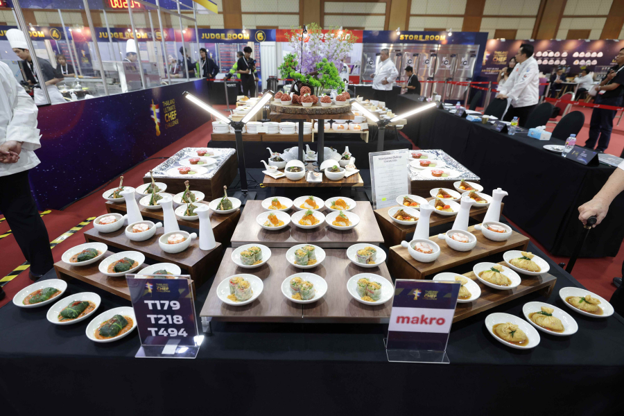 Antara hidangan yang dipersembahkan ialah Salad Gulung Kerabu Pucuk Paku dengan Emulsi Kelapa Panggang, Mousseline Otak-Otak Ikan Kembung.