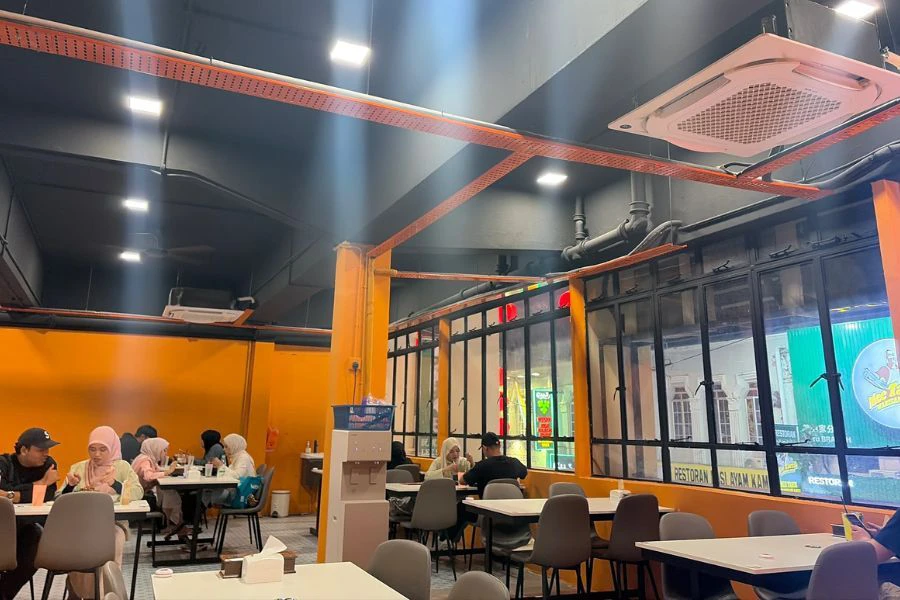 Kedai Korea itu kini dipenuhi dengan para pencinta makanan Korea.