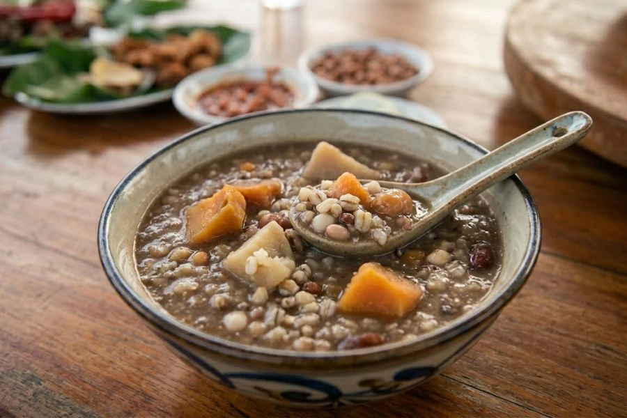 Ibn Hajar al-Asqalani dalam karya-karyanya ada menyebut jenis-jenis bijirin seperti beras, gandum, kacang dan lain-lain yang dikaitkan dengan bubur Asyura.