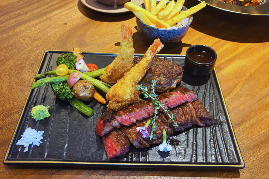 Wagyu A5 premium yang terkenal dengan teksturnya yang lembut dan cair di mulut.