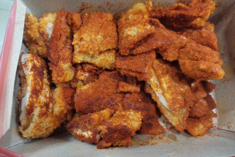 Seorang pengguna lain berkongsi 'extra cili' yang diterima ketika memesan ayam gunting.