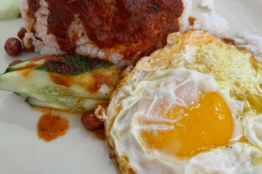 Pelanggan tersebut terpaksa menggoreng sendiri telur di rumah.