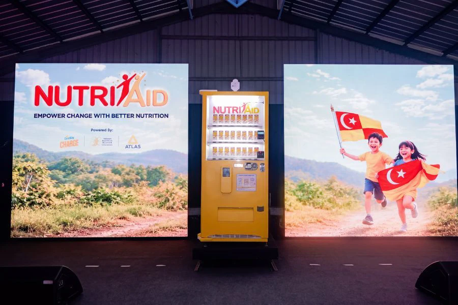 Atlas Nutri Aid memanfaatkan mesin layan diri pintar serta sistem kad tap-and-go bagi membolehkan murid menerima bekalan nutrisi harian secara mudah.