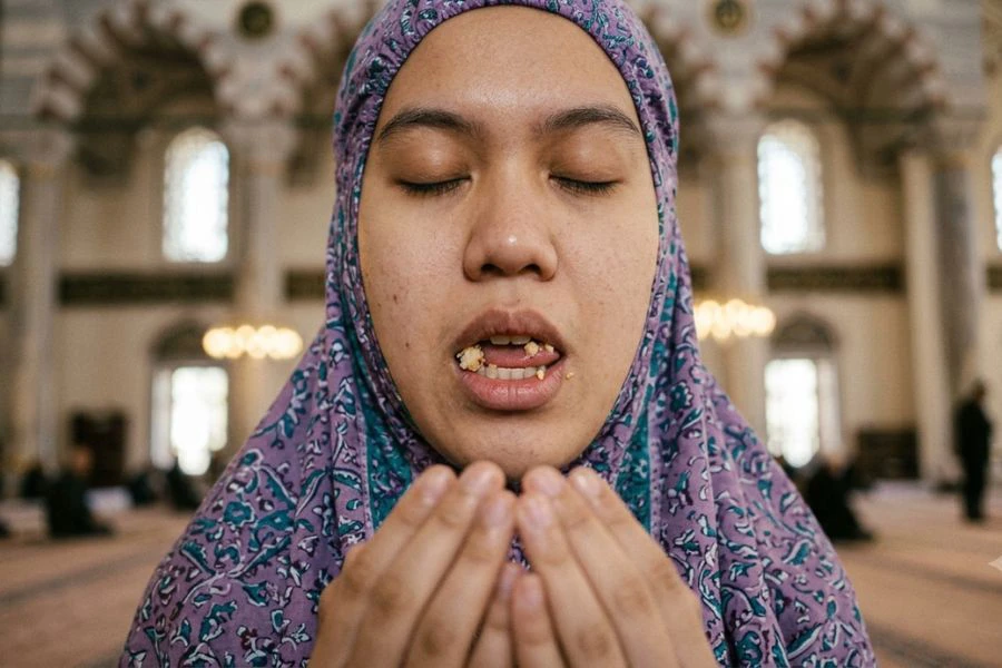 Solat tidak batal jika terdapat sisa makanan di dalam mulut sama selagi ia tidak ditelan.