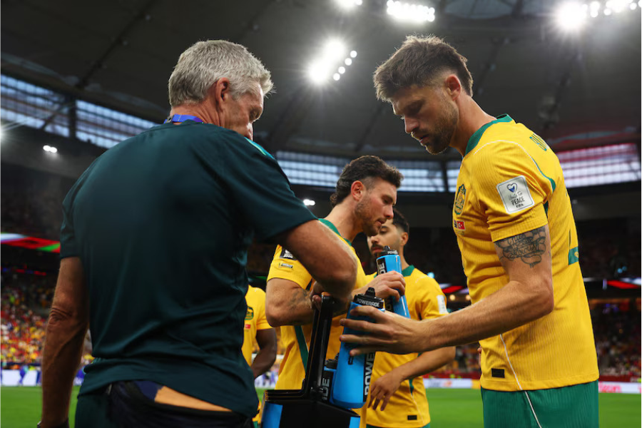 Kepentingan hydration break dari aspek kesihatan membantu enurunkan suhu teras badan yang meningkat akibat cuaca ekstrem. Foto Getty Images: Dean Mouhtaropoulos