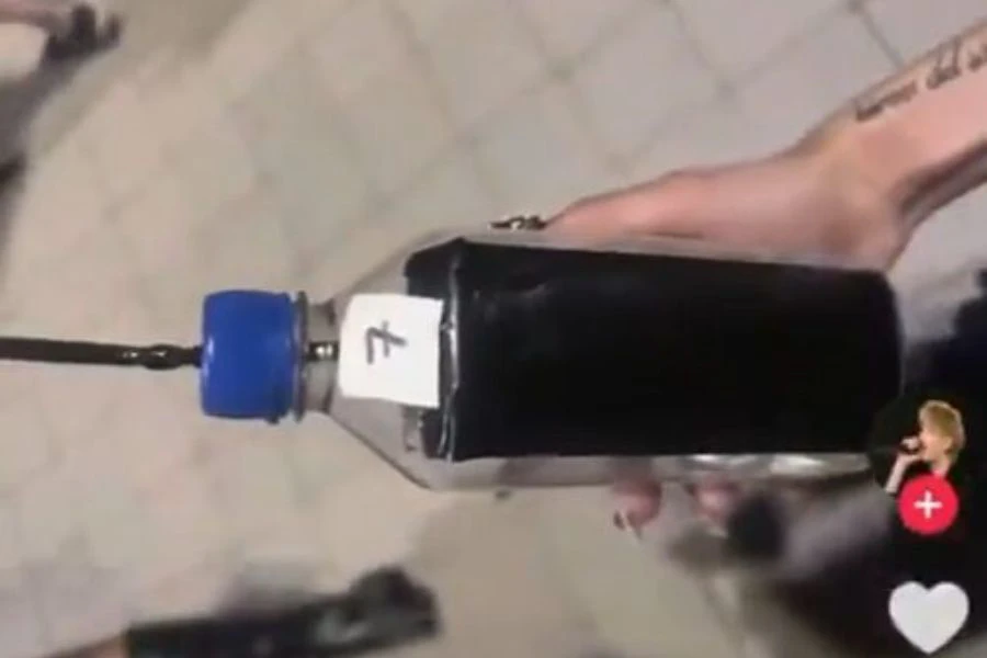 Botol yang dilabel tanda nombor tujuh yang dipercayai merujuk kepada salah seorang anggota kumpulan berkenaan.
