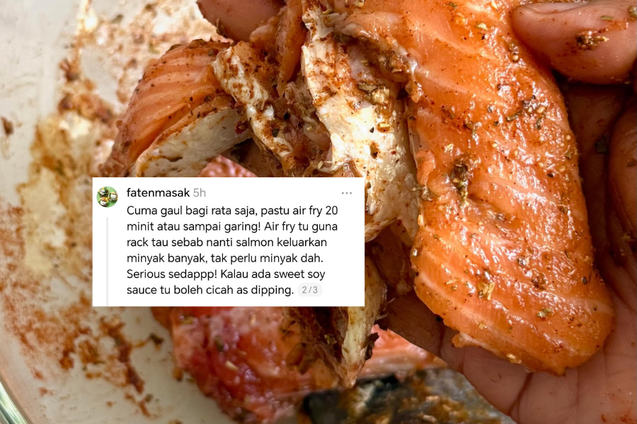 Ikan salmon diperap dengan beberapa bahan rempah sebelum digrill.
