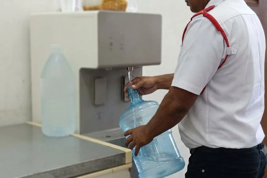 Ramai mengecam pemilik hantaran kerana dianggap terlalu berkira terhadap penggunaan air wakaf.