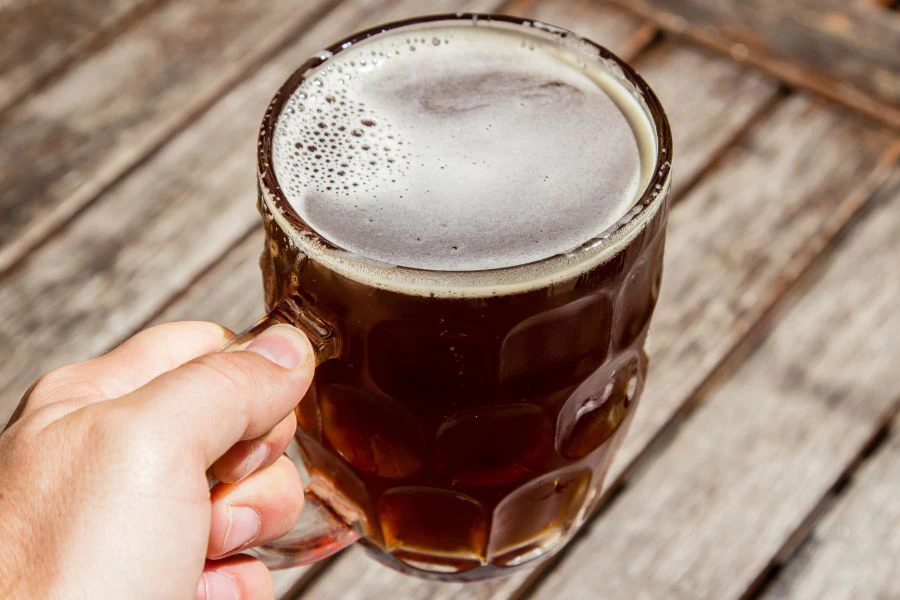 Sesetengah resipi moden root beer turut menggunakan akar sarsaparilla sebagai salah satu bahan campuran.