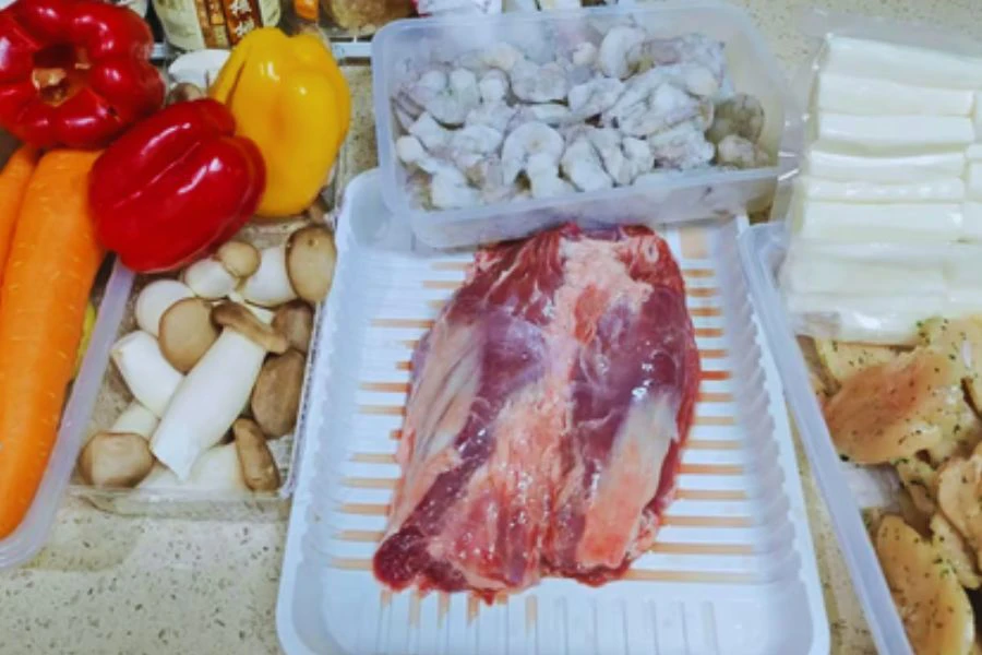 Sayur, ayam, daging dan makanan laut antara bahan digunakan dalam masakan 'makanan manusia'.