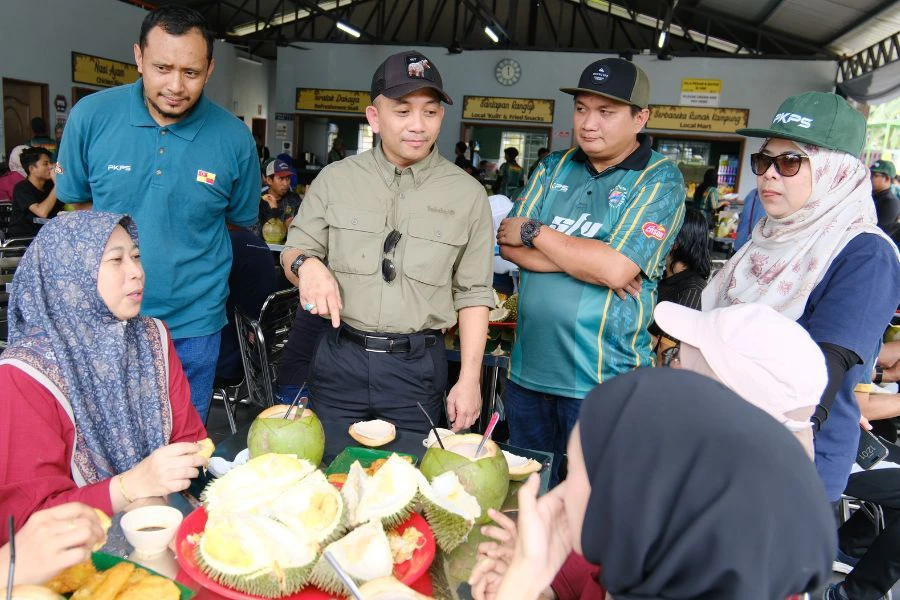 Mohamad Khairil (tengah) beramah mesra dengan peserta Program Fam Trip @ Selangor Fruit Valley.