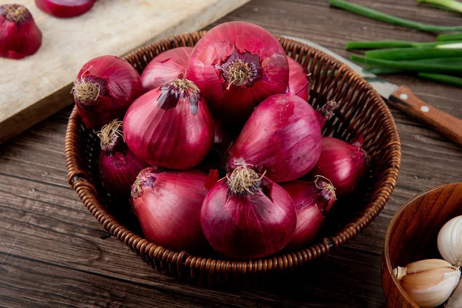 Bahan kimia dalam bawang yang mudah meruap boleh sampai ke mata dan menyebabkan saraf mata terangsang.