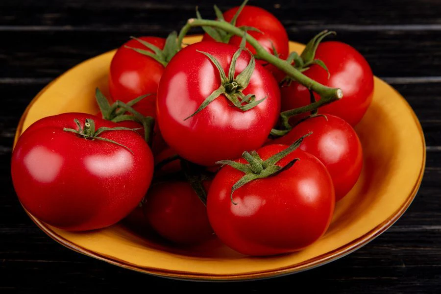 Buah tomato yang menyegarkan menjadi pilihan ramai dalam masakan.
