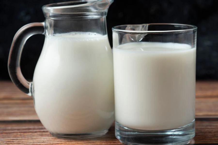 Hanya menggunakan susu segar dan sesudu yogurt boleh menghasilkan kultur sihat.