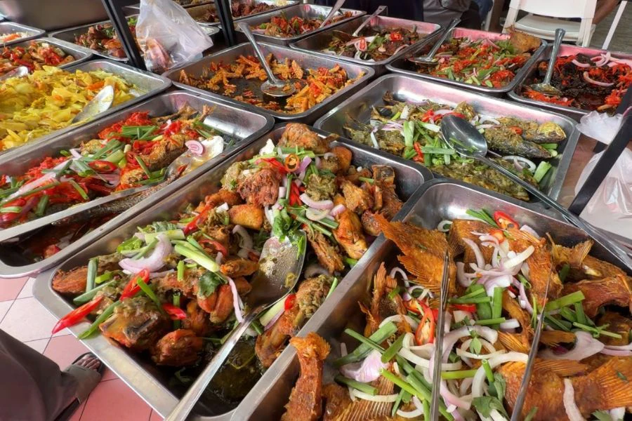 Sekitar 60 hingga 70 jenis lauk-pauk yang terdiri daripada ayam, ikan, makanan laut, sayur-sayuran ditawarkan.