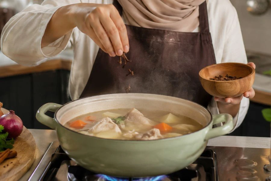 Cengkih merupaka rempah penting yang menjadi penyedap dalam masakan.