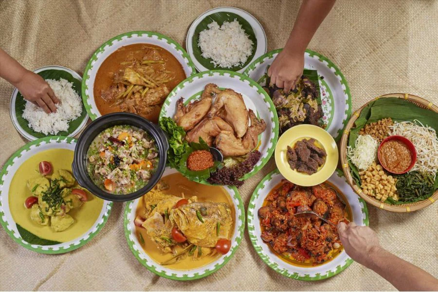 Nasi padang sememangnya merupakan salah satu hidangan yang terkenal dengan kepelbagaian lauk-pauk.