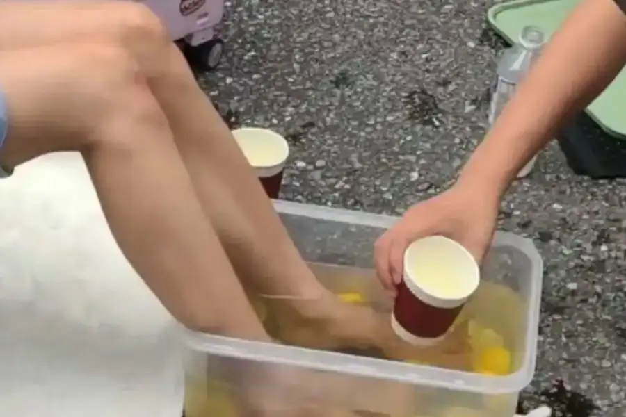 Air 'rendaman kaki' dijual pada harga RM30 di sebuah konvensyen anime di Guangzhou, China.