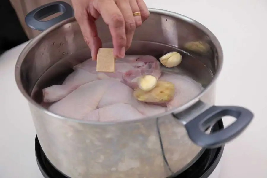 Sebahagian warganet mengakui menggunakan air rebusan ayam sebagai bahan utama, namun ada juga memilih alternatif lain seperti kiub pati ayam.