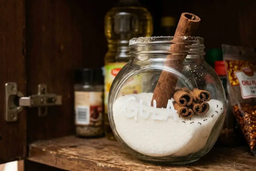 Selain berkhasiat, aroma rempah kuat pada kayu manis sering digunakan sebagai petua menghalau semut.