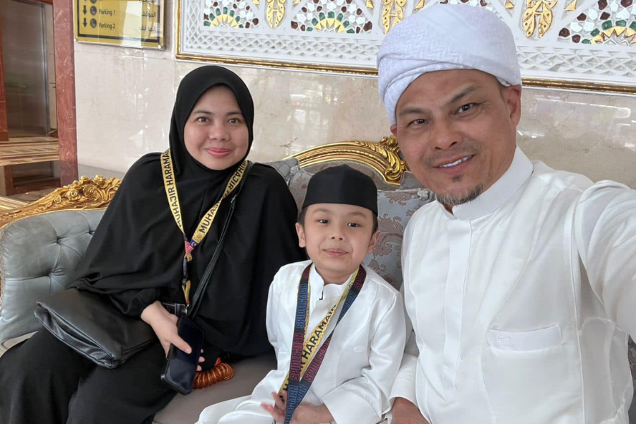 Adam Corrie bersama isteri, Fazima dan anak tunggal mereka, Adam Fateh Lee.