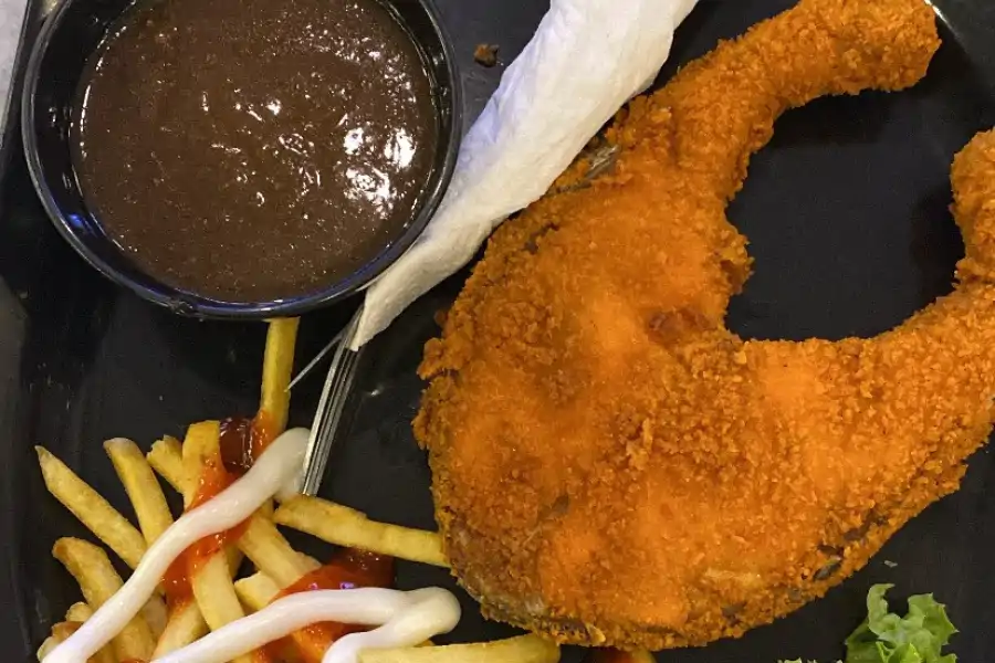 Pesanan fish and chips yang dibeli dari sebuah kedai tomyam yang menggunakan ikan tenggiri.