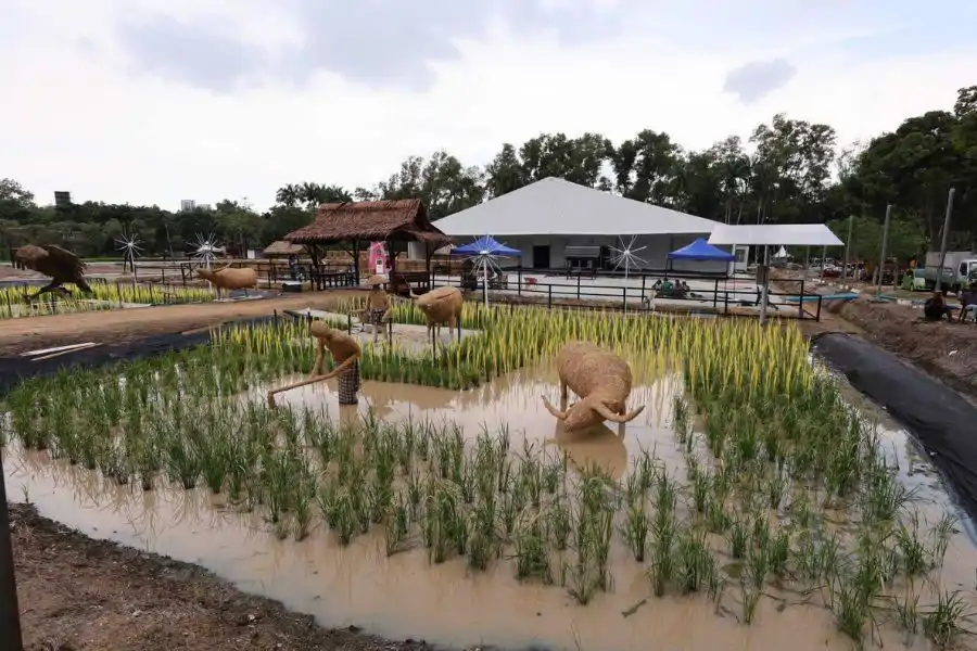 Pengunjung berpeluang menerokai pelbagai lokasi pameran menarik yang mengetengahkan keunikan serta perkembangan sektor agromakanan negara.