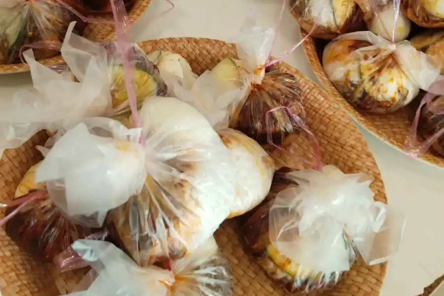 Seorang peniaga dari Putrajaya turut menggunakan kaedah membungkus nasi lemak ikat penuh.