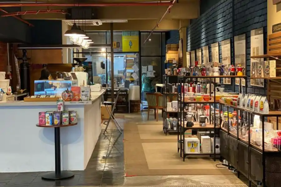 Kafe kopi menjadi antara langkah awal Mirwan sebelum meneroka peluang baharu dalam industri kopi.