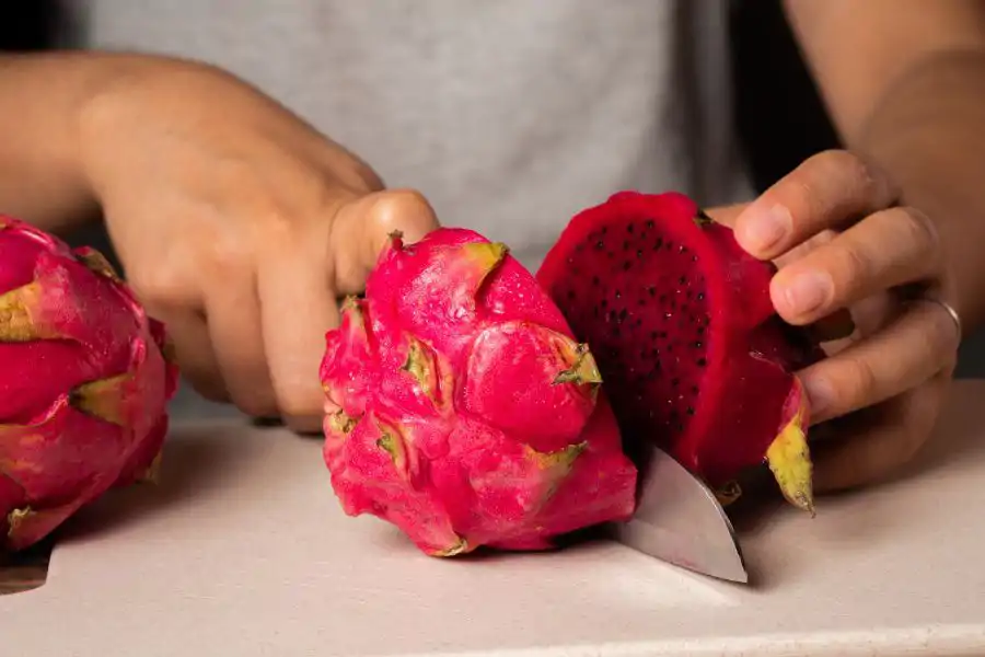 Buah naga kaya dengan kandungan antioksidan, vitamin C dan pelembap semula jadi.