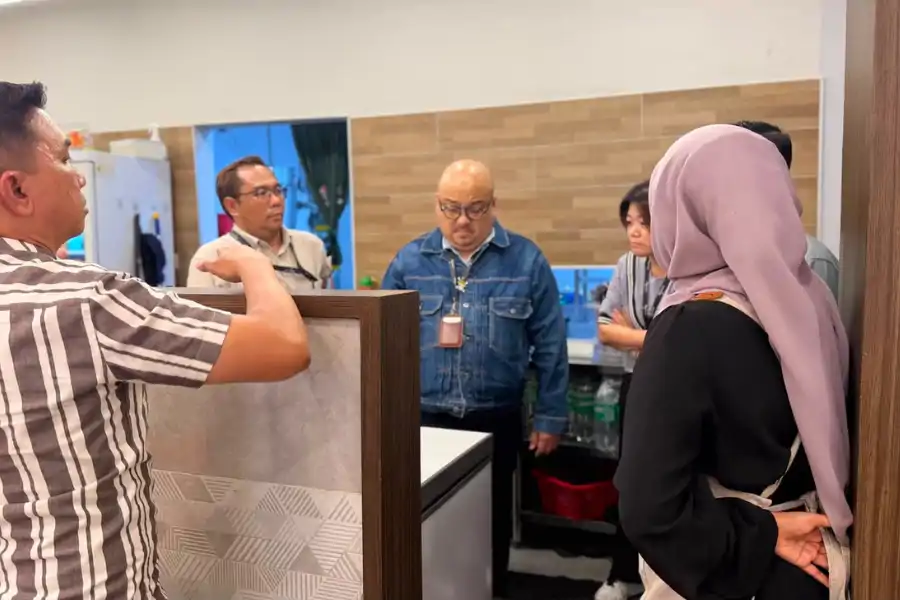 Pihak pengurusan MyTOWN ketika menjalankan pemeriksaan di premis berkenaan.