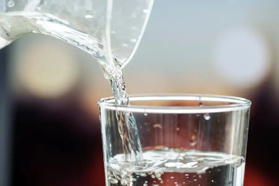 Minuman air putih secukupnya membantu mengeluarkan toksin dalam badan.